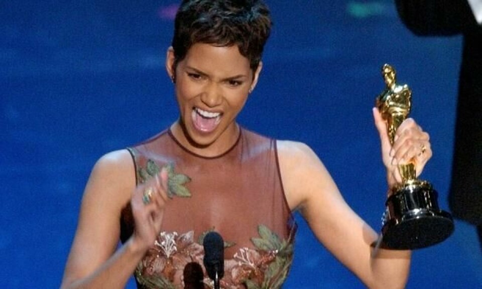 Halle Berry ble i 2002 første fargede kvinne til å motta Oscar for beste hovedrolle. I talen takket hun blant annet Dorothy Dandridge for å tråkket opp veien for henne. Foto: AP Photo/Kevork Djansezian Halle Berry ble i 2002 første fargede kvinne til å motta Oscar for beste hovedrolle. I talen takket hun blant annet Dorothy Dandridge for å tråkket opp veien for henne. Foto: AP Photo/Kevork Djansezian