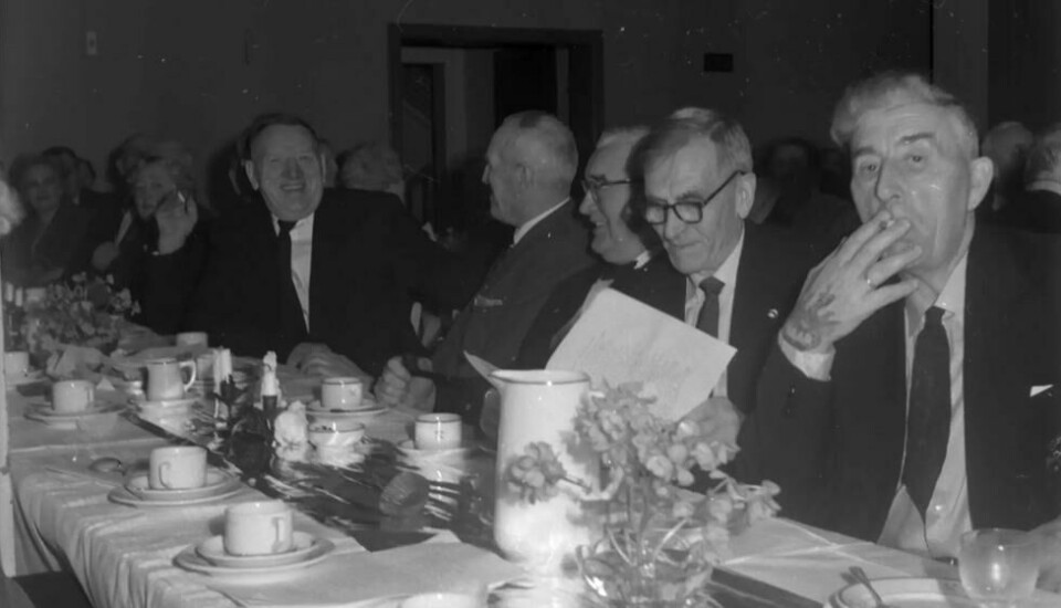 Slips og høy sigarettføring på fest i Festiviteten på Løkken Verk. Bildet er trolig tatt mellom 1950 og 1963. Slips og høy sigarettføring på fest i Festiviteten på Løkken Verk. Bildet er trolig tatt mellom 1950 og 1963. Foto: Berg, Kolbjørn / Orkla Industrimuseum