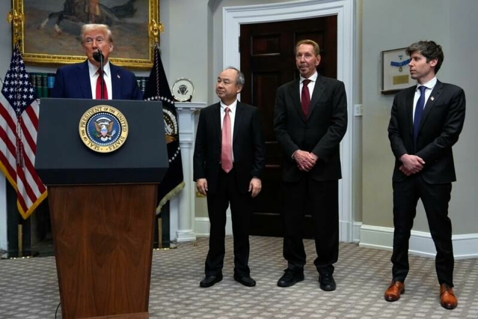 President Donald Trump (til venstre) sammen med Softbank-sjef Masayoshi Son, styreleder Larry Ellison i Oracle og OpenAI-topp Sam Altman.