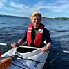 Padling er en av aktivitetene som Siv Jensen gjør på hytta i sommer. Foto: Privat