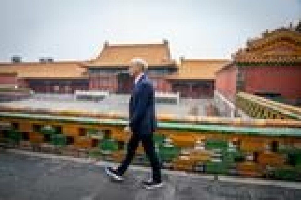 Statsminister Jonas Gahr Støre under sitt besøk i Den forbudte byen i Beijing mandag morgen. Byen er stengt for besøkende på mandagen, men det ble gjort et unntak for statsministeren og hans følge. Foto: Heiko Junge / NTB Statsminister Jonas Gahr Støre under sitt besøk i Den forbudte byen i Beijing mandag morgen. Byen er stengt for besøkende på mandagen, men det ble gjort et unntak for statsministeren og hans følge. Foto: Heiko Junge / NTB