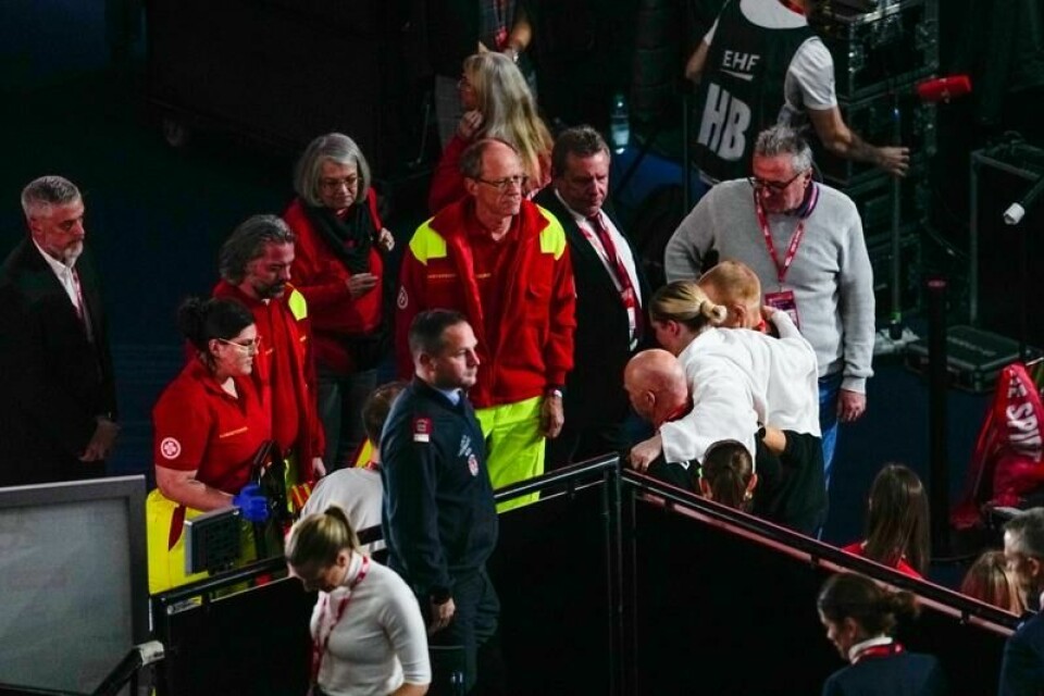 Danmarks Sarah Iversen forlater hallen med ambulansepersonell etter kampen mot Slovenia.