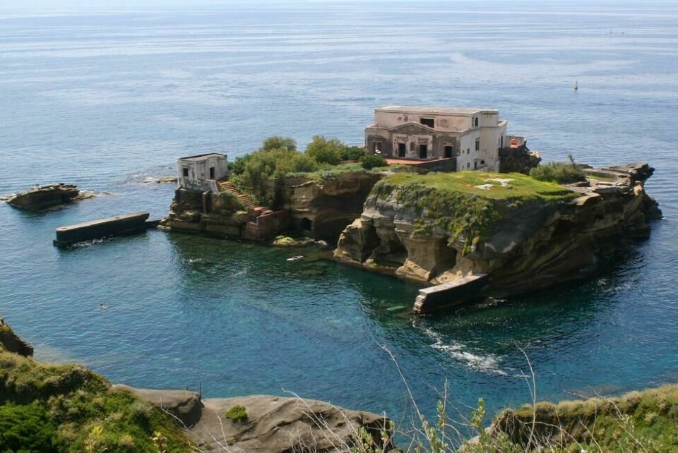 Huset på toppen av øya Isola la Gaiola i Napoli er det ingen som våger seg i nærheten av. Dette etter flere dypt tragiske hendelser. Huset på toppen av øya Isola la Gaiola i Napoli er det ingen som våger seg i nærheten av. Dette etter flere dypt tragiske hendelser. Foto: Fotolisi / Shutterstock / NTB