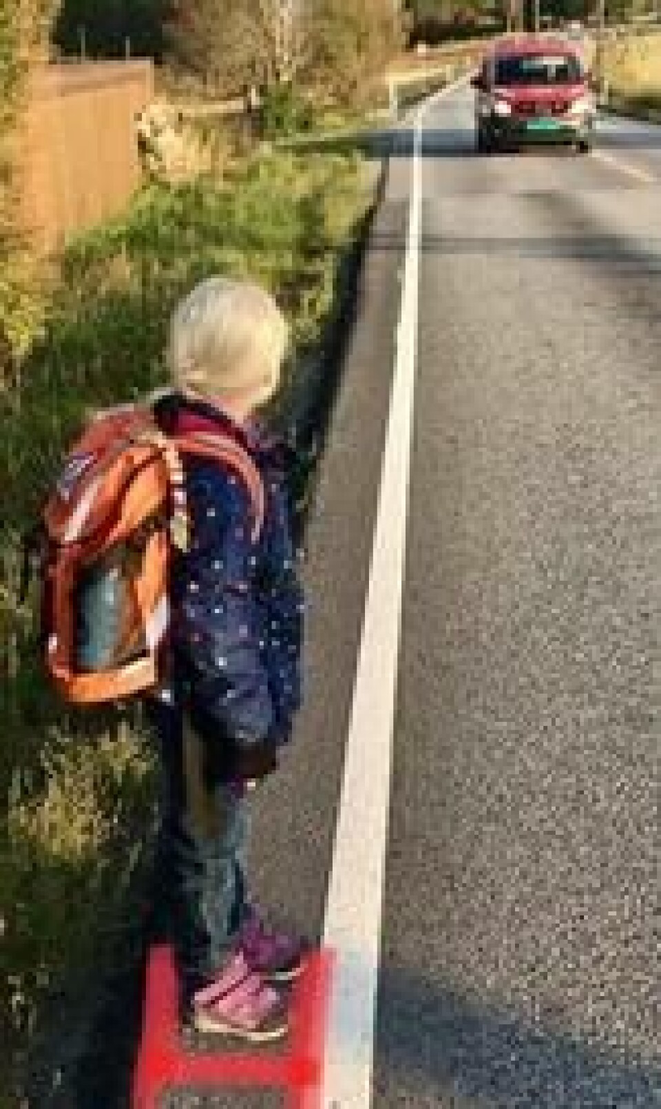 Det er ikke mye plass å gå på utenfor veibanen langs fylkesvei 24. Det er ikke mye plass å gå på utenfor veibanen langs fylkesvei 24. Foto: Privat