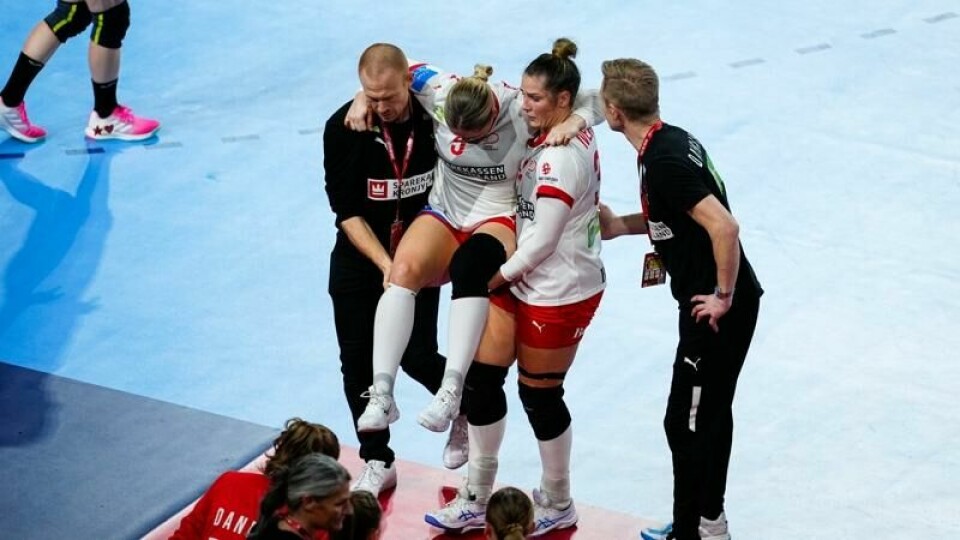 Danmarks Sarah Iversen blir båret av banen i oppgjøret mot Slovenia. Danmarks Sarah Iversen blir båret av banen i oppgjøret mot Slovenia. Foto: Beate Oma Dahle / NTB