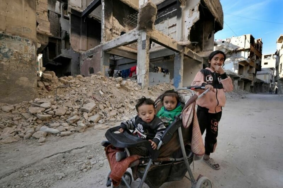 Ei palestinsk jente og to andre barn på vei gjennom den sønderbombede palestinske bydelen Yarmouk utenfor Damaskus en uke etter at opprørere styrtet Assad-regimet. Ei palestinsk jente og to andre barn på vei gjennom den sønderbombede palestinske bydelen Yarmouk utenfor Damaskus en uke etter at opprørere styrtet Assad-regimet. Foto: Hussein Malla / AP / NTB