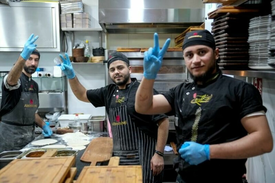 Syriske flyktninger i Tyskland viser seierstegnet etter at Assad-regimet falt. Alle tre jobber på en syrisk restaurant i Berlin. I Tyskland har blant annet transportsektoren advart om at de kommer til å miste viktig arbeidskraft hvis syrerne forlater landet. Syriske flyktninger i Tyskland viser seierstegnet etter at Assad-regimet falt. Alle tre jobber på en syrisk restaurant i Berlin. I Tyskland har blant annet transportsektoren advart om at de kommer til å miste viktig arbeidskraft hvis syrerne forlater landet. Foto: Ebrahim Noroozi / AP / NTB