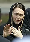 New Zealands statsminister Jacinda Ardern deltok under en fredagsbønn for å hedre ofrene. Landets bønn om hjelp til Norge står fortsatt ubesvart. Foto: NTB scanpix