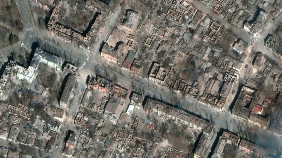 Ferske satellittbilder tatt av selskapet Maxar 29. mars viser at hele kvartaler er nærmest jevnet med jorden etter ukesvis med bombardement.