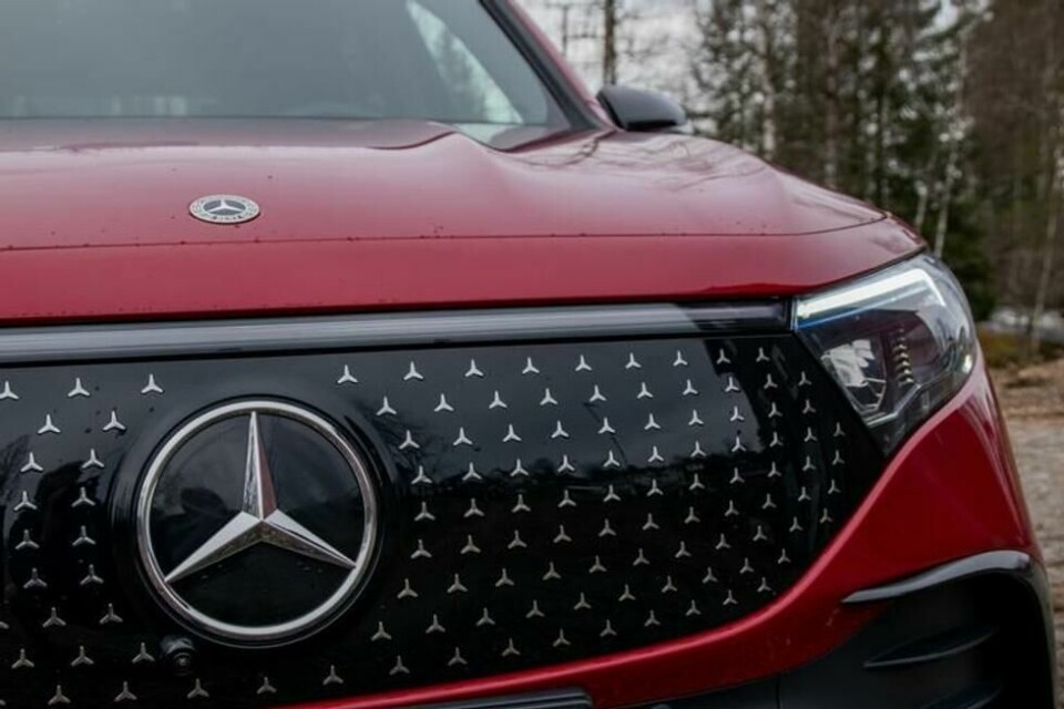 Den lukkede grillen har fått et stjernemønster inspirert av Mercedes-Benz' mer luksuriøse modeller. Den lukkede grillen har fått et stjernemønster inspirert av Mercedes-Benz' mer luksuriøse modeller. Foto: Andreas Scheel / Finansavisen