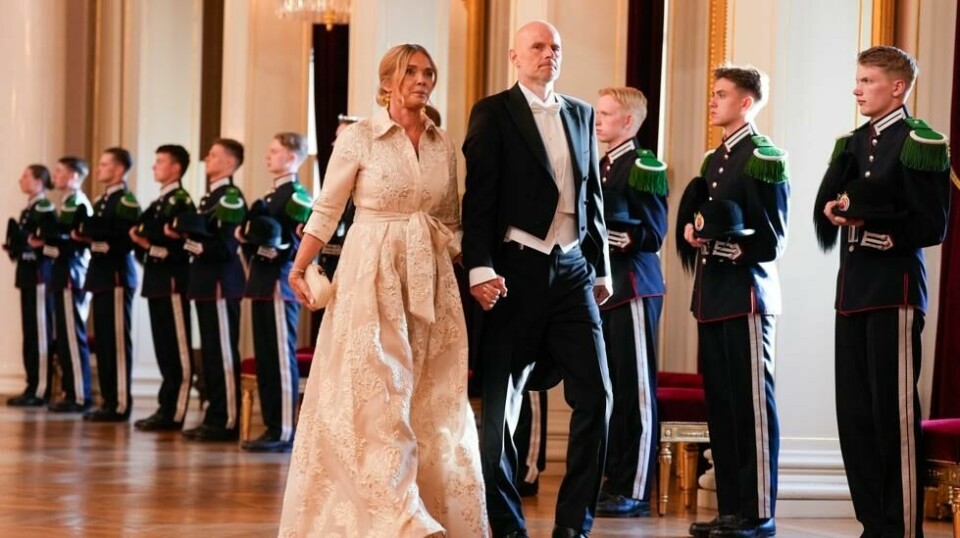 Kong Harald spøkte med landslagssjef Ståle Solbakken og kona Anniken da de nylig deltok på en gallamiddag på Slottet.