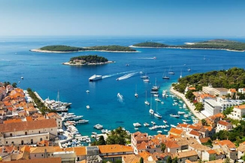 Øyperlen Hvar er blant annet kjent for sitt klare vann og livlige uteliv. Foto: Colourbox Øyperlen Hvar er blant annet kjent for sitt klare vann og livlige uteliv. Foto: Colourbox