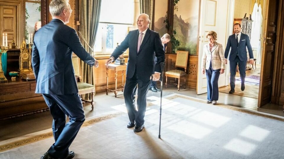 Kong Harald hilser på Natos generalsekretær Jens Stoltenberg under en audiens på slottet. Hjemhentingen kongen fra Malaysia i februar telles som en del av Norges bidrag for å nå Natos toprosentmål. Foto: Ole Berg-Rusten / NTB
