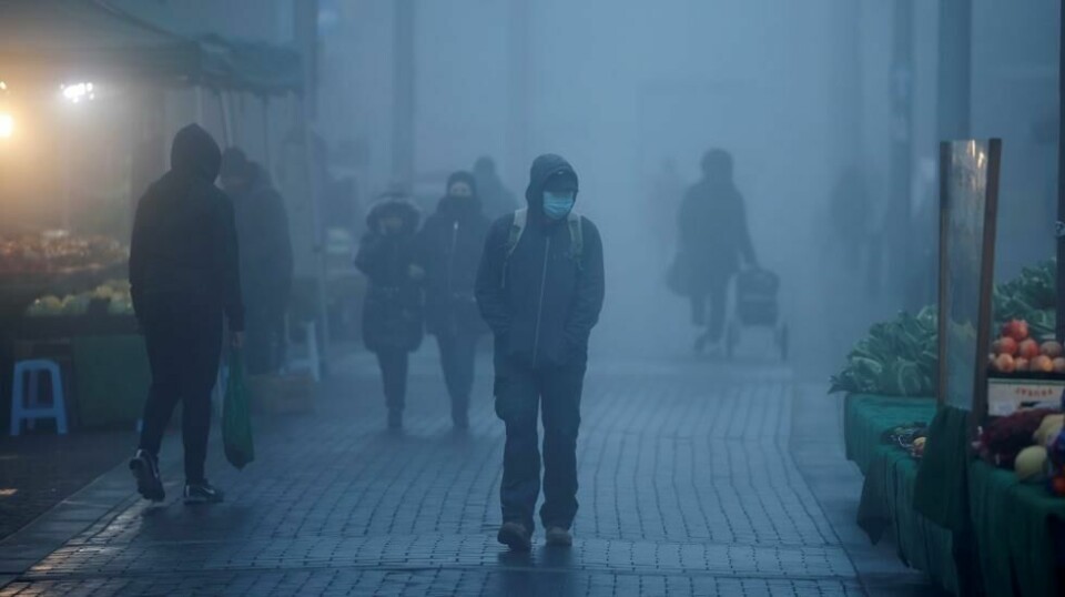 Folk går ned gatene i Øst-London. Området opplever for tiden 48 prosent økning i smitte.