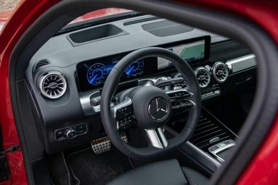 Førermiljøet er intimt og brukervennlig, selv om Infotainmentsystemet ikke er Mercedes-Benz' nyeste. Førermiljøet er intimt og brukervennlig, selv om Infotainmentsystemet ikke er Mercedes-Benz' nyeste. Foto: Andreas Scheel / Finansavisen