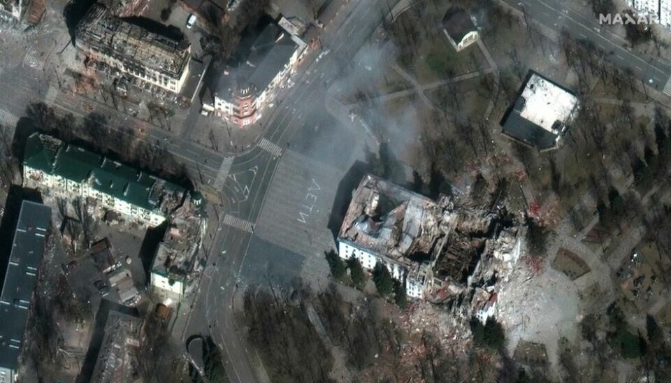 Bystyret i Mariupol frykter at så mange som 300 personer kan ha blitt drept i bombeangrepet på teateret i den beleirede byen for to uker siden. Bildet er tatt 29. mars. Bystyret i Mariupol frykter at så mange som 300 personer kan ha blitt drept i bombeangrepet på teateret i den beleirede byen for to uker siden. Bildet er tatt 29. mars. Foto: Maxar Technologies via AP / AP