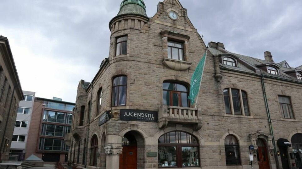 Jugendstilsenteret i Ålesund ligger i en jugendstilbygning som sto ferdig i 1907. Den er én av ti bygninger i jugendstil som er fredet i byen. Den ble bygget til en apotekerfamilie, og 1. etasje er fremdeles innredet som et apotek.