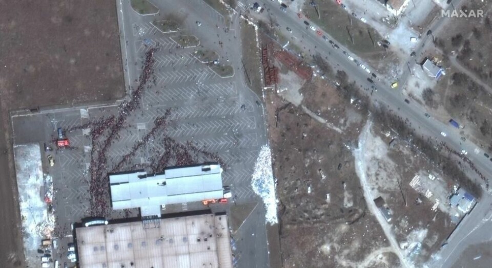Satellittbilder viser lange køer utenfor et supermarked i Mariupol. Ifølge ukrainske myndigheter er det fortsatt over 160.000 sivile igjen i byen og behovet for mat, vann og medisiner er desperat. Satellittbilder viser lange køer utenfor et supermarked i Mariupol. Ifølge ukrainske myndigheter er det fortsatt over 160.000 sivile igjen i byen og behovet for mat, vann og medisiner er desperat. Foto: Maxar Technologies / Reuters