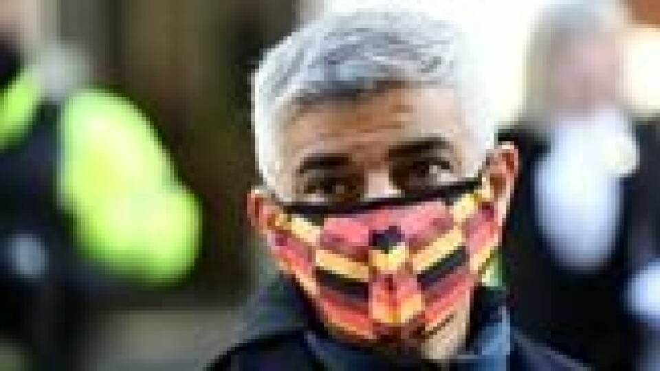 Londons borgermester Sadiq Khan frykter at en lengre periode med nivå tre vil gjøre for stor skade på byens virksomheter. Londons borgermester Sadiq Khan frykter at en lengre periode med nivå tre vil gjøre for stor skade på byens virksomheter. Foto: Simon Dawson / Reuters/NTB
