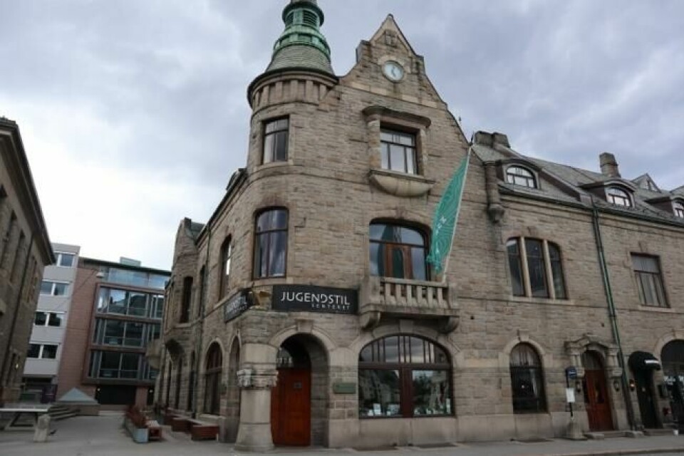 Jugendstilsenteret i Ålesund ligger i en jugendstilbygning som sto ferdig i 1907. Den er én av ti bygninger i jugendstil som er fredet i byen. Den ble bygget til en apotekerfamilie, og 1. etasje er fremdeles innredet som et apotek. Jugendstilsenteret i Ålesund ligger i en jugendstilbygning som sto ferdig i 1907. Den er én av ti bygninger i jugendstil som er fredet i byen. Den ble bygget til en apotekerfamilie, og 1. etasje er fremdeles innredet som et apotek. Foto: Elisabeth Bergskaug/ABC Nyheter