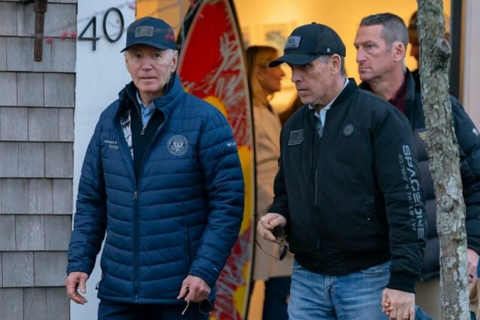 USAs president Joe Biden (t.v.) og sønnen Hunter. Presidenten benådet i desember sønnen, som ble dømt for skatte- og våpenlovbrudd.