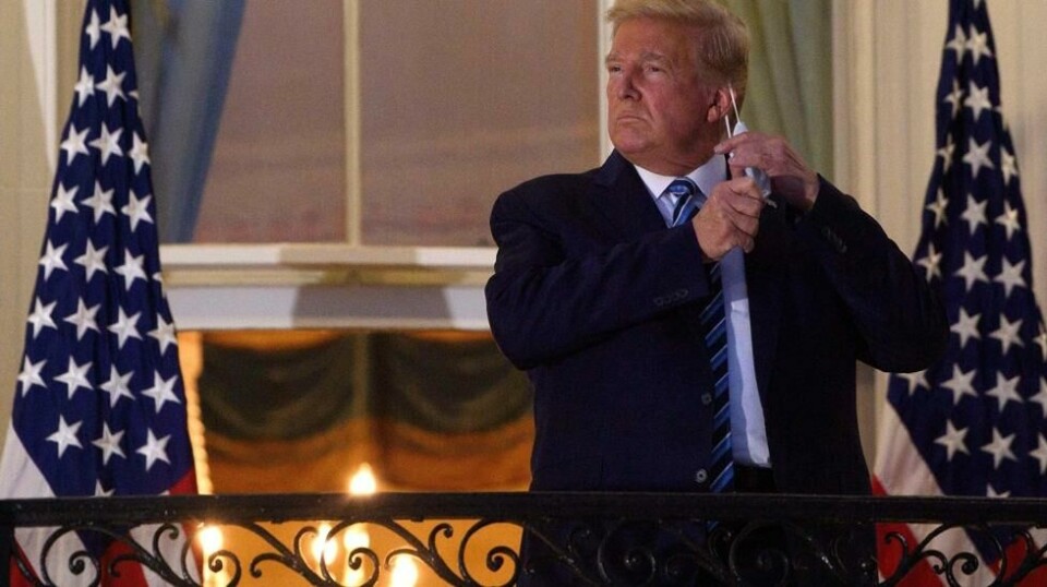 Selv etter å ha blitt utskrevet fra Walter Reed-hospitalet, uttalte Donald Trump dette: «Ikke vær redd for Covid-19. La det ikke dominere ditt liv,» formante ekspresidenten til sin egen befolkning. (Photo by NICHOLAS KAMM / AFP)