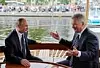 Finlands president Sauli Niinistö og Russlands president Vladimir Putin under et dampbåtcruise i Savonlinna i Øst-Finland torsdag 27. juli 2017. Foto: Mikhail Klimentyev / AP