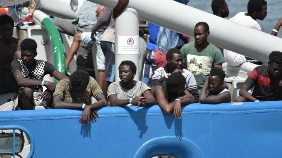 Migranter venter på å settes i land i den italienske byen Catania etter å ha blitt plukket opp fra sjøen av det svenske fartøyet Bkv 002.