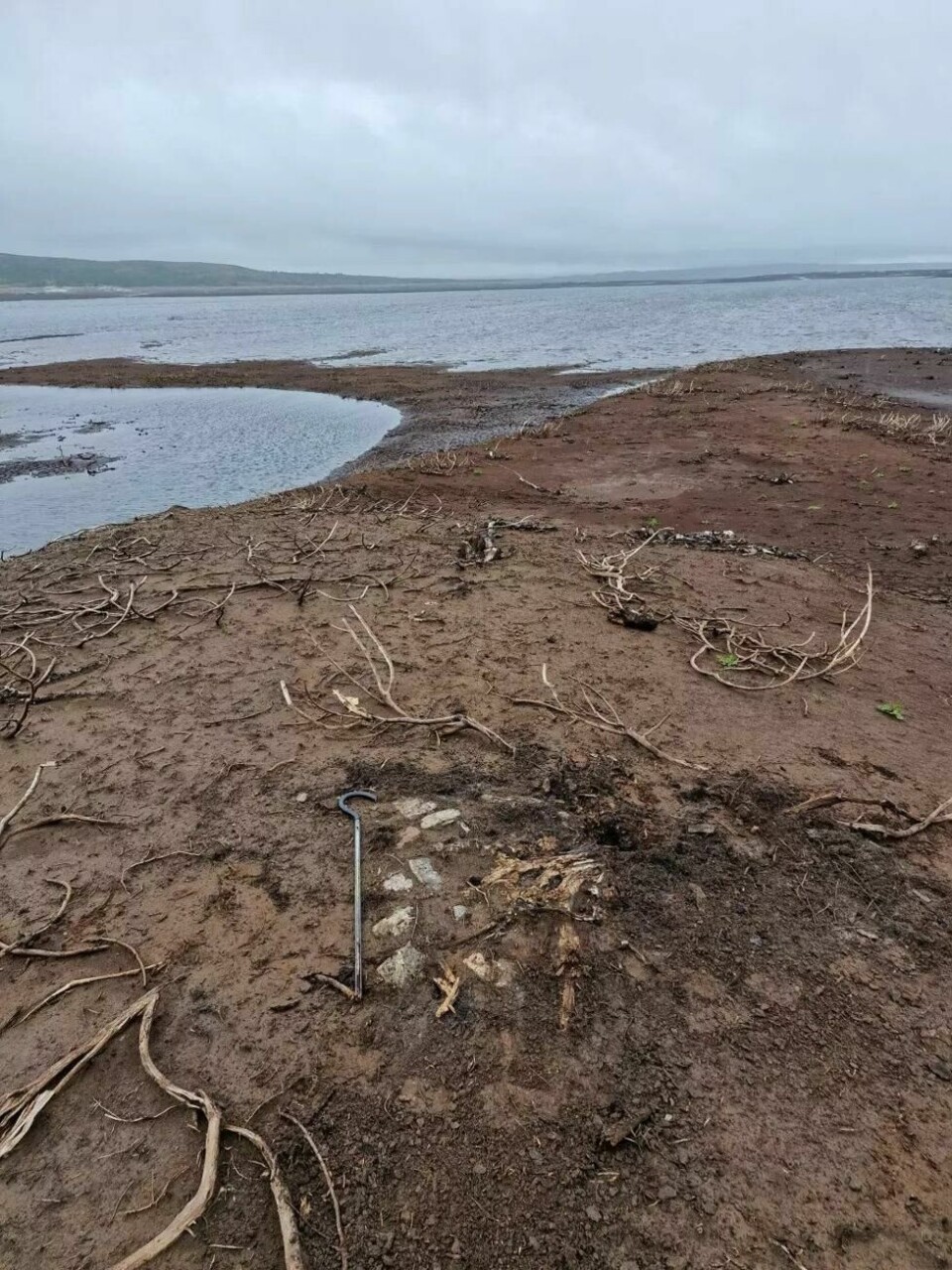 Med jordbor kan arkeologene finne fram til stein under torva. Med jordbor kan arkeologene finne fram til stein under torva. Foto: Harald Bugge Midthjell