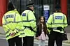 Politiet snakker med berørte av angrepet mot Manchester Arena. 22 mennesker mistet livet og 59 ble brakt til sykehus. Foto: Oli Scarff / AFP