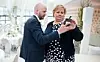 ERNAS HØYRE HÅND: Statssekretær Sigbjørn Aanes viser statsminister Erna Solberg (H) siste meningsmåling før hun intervjues i Operaen. Foto: Håkon Mosvold Larsen / NTB scanpix
