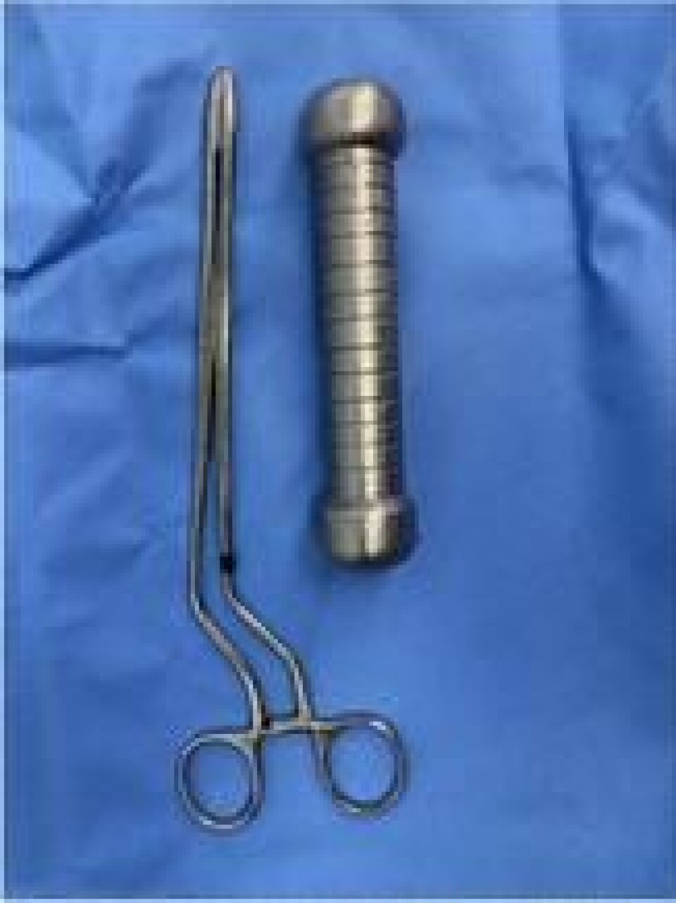 Manualen etter at den ble hentet ut samme vei som den kom inn. Operasjonsinstrumentene klarte ikke å få den to kilo tunge manualen ut og kirurgen måtte ta hendene fatt for å få den 20 centimeter lange treningsmanualen ut. Manualen etter at den ble hentet ut samme vei som den kom inn. Operasjonsinstrumentene klarte ikke å få den to kilo tunge manualen ut og kirurgen måtte ta hendene fatt for å få den 20 centimeter lange treningsmanualen ut. Foto: International Journal of Surgery Case Reports