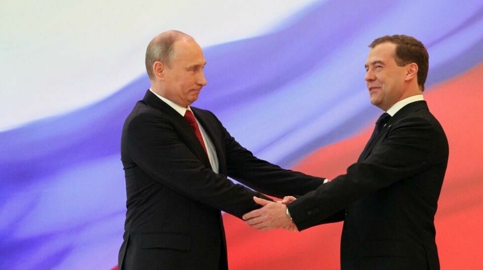 Dmitrij Medvedev overrekker presidentembete tilbake til Vladimir Putin i 2012.