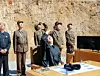 Nord-Koreas leder Kim Jong-un og nordkoreanske soldater følger med på en prøveoppskyting. Foto: AP