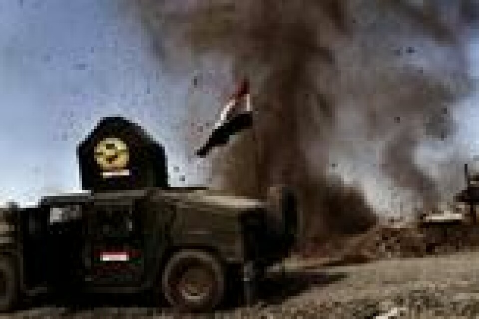 Eksplosjon nær et av kjøretøyene til irakiske hurtigreaksjonsstyrker under kampene vest i Mosul, 25. februar. Eksplosjon nær et av kjøretøyene til irakiske hurtigreaksjonsstyrker under kampene vest i Mosul, 25. februar. Foto: Aris Messinis / AFP