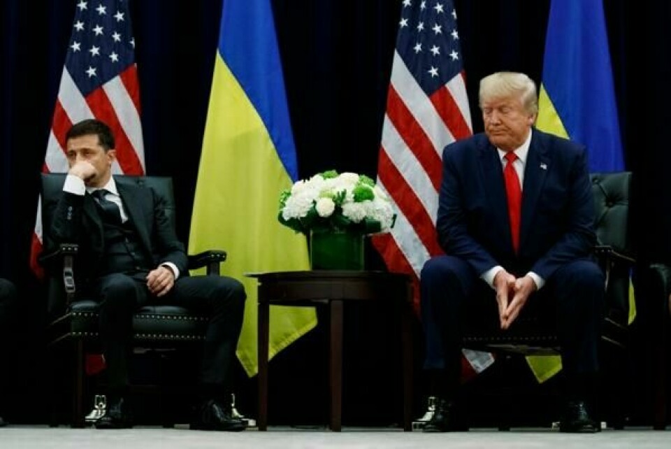 USAs president Donald Trump (t.h.) sier det vil holdes samtaler mellom amerikanske, russiske og ukrainske representanter i München fredag. Det avvises fra ukrainsk hold. Her fra da Trump og Ukrainas president Volodymyr Zelenskyj møttes i 2019.