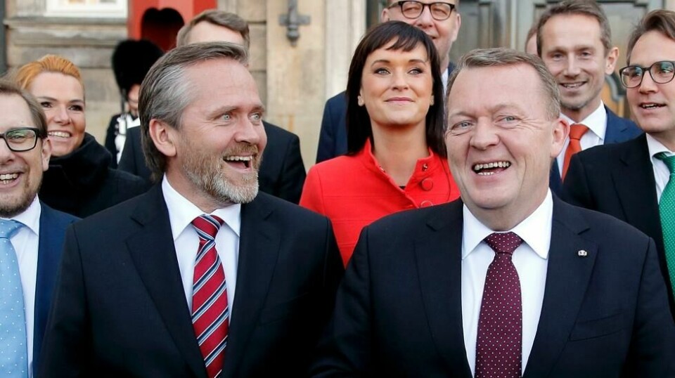 EU-SKEPTIKER: Danmarks statsminister Lars Løkke Rasmussen (til høyre) med den nye utenriksministeren Anders Samuelsen ved sin side, da han presenterte sin nye regjering utenfor Amalienborg mandag.