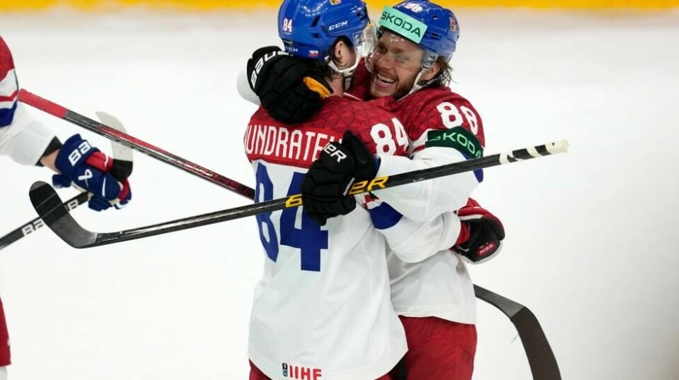David Pastrnak (t.h.) jubler for 1-0-scoringen mot Sveits. Foto: Darko Vojinovic / AP / NTB