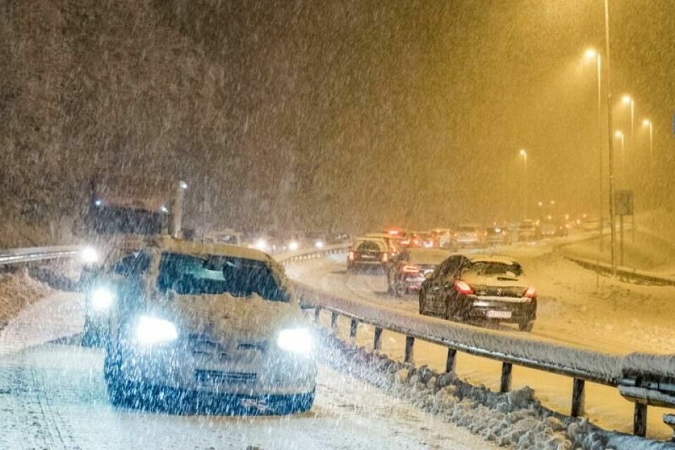 Søgne 20180215. Store mengder snø og strømavbrudd de siste ukene har ført til tidvis kaos. Vogntogene står og trafikken slippes i puljer forbi Trybakken på E39 i Søgne. Foto: Tor Erik Schrøder / NTB