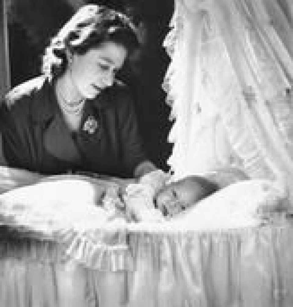 Prinsesse Elizabeth beundrer sin førstefødte på dette bildet som er tatt på Buckingham Palace lille julaften i 1948. Foto: AP Prinsesse Elizabeth beundrer sin førstefødte på dette bildet som er tatt på Buckingham Palace lille julaften i 1948. Foto: AP