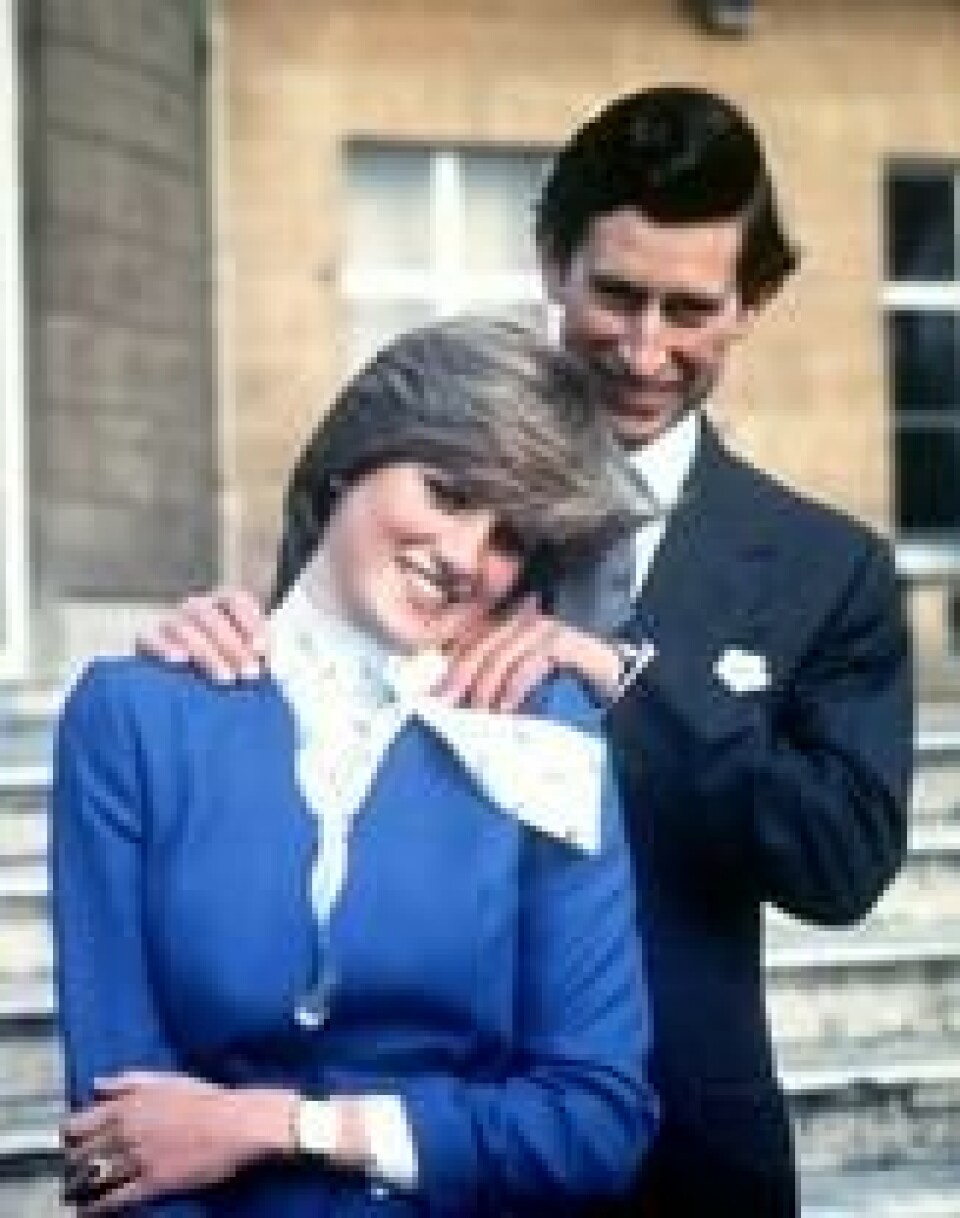 Prins Charles og Diana Spencer avbildet i februar 1981, da de offentliggjorde sin forlovelse. Foto: AP / NTB scanpix Prins Charles og Diana Spencer avbildet i februar 1981, da de offentliggjorde sin forlovelse. Foto: AP / NTB scanpix