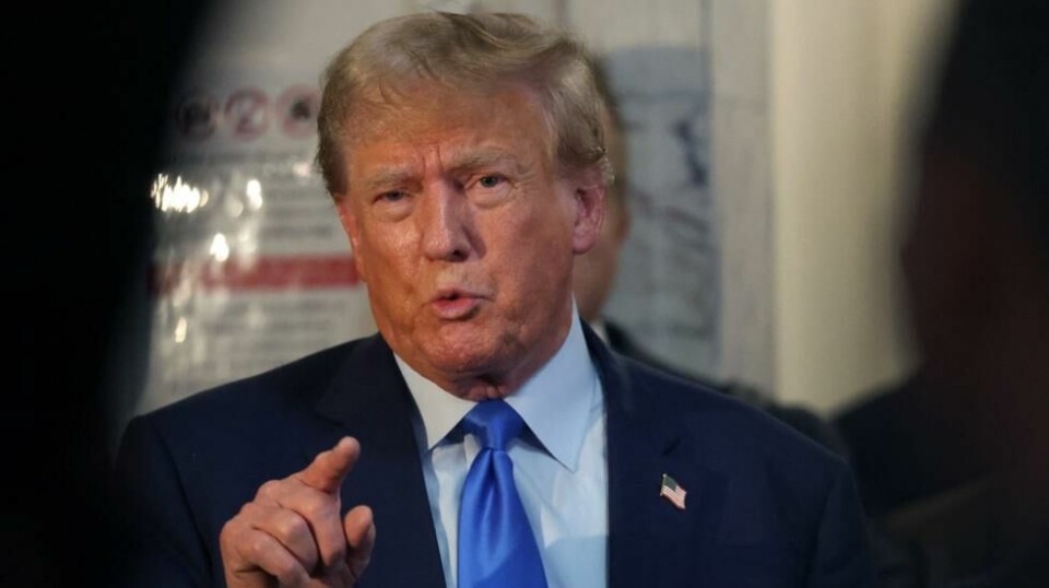 Tidligere president Donald Trump snakker til pressen etter å ha forlatt høyesterett i delstaten New York etter at den sivile bedragerirettssaken mot ham startet 2. oktober 2023 i New York City.