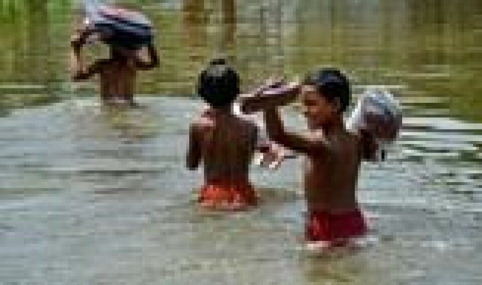 Skolebarn fra Bangladesh vasser gjennom flomvannet i Gaibandha-distriktet nord for hovedstaden Dhaka. Scanpix/AP. Skolebarn fra Bangladesh vasser gjennom flomvannet i Gaibandha-distriktet nord for hovedstaden Dhaka. Scanpix/AP.