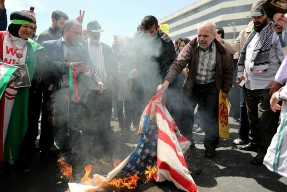 Iranere brenner det amerikanske flagget under en demonstrasjon i Teheran etter fredagsbønnen 10. mai. NTB Scanpix/AP. Iranere brenner det amerikanske flagget under en demonstrasjon i Teheran etter fredagsbønnen 10. mai. NTB Scanpix/AP.