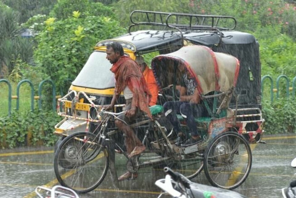 En rickshawsjåfør tråkker på under kraftig regnskyll i Amritsar 30. august. Scanpix/AFP. En rickshawsjåfør tråkker på under kraftig regnskyll i Amritsar 30. august. Scanpix/AFP.