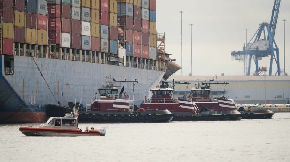 Konteinerskipet ble slept til et havneanlegg i nærheten, hvor det ikke står i veien for videre opprydningsarbeid eller skipstrafikk. Foto: Matt Rourke / AP / NTB