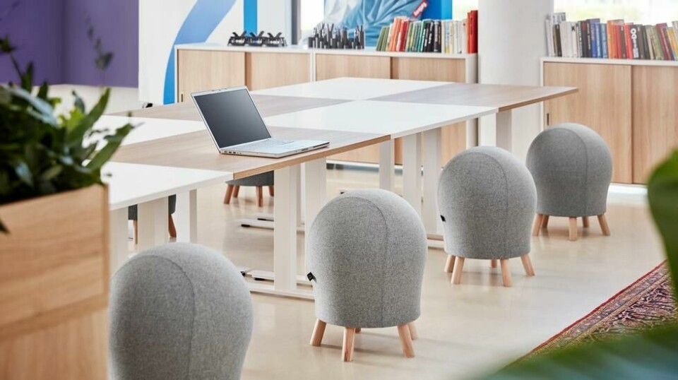 Selv om free seating kan være mer produktivt, møter arbeidstakerne utfordringer rundt ergonomi. Kontormøblene skal dekke både et funksjonelt behov, et ergonomisk behov og være estetisk tiltalende. Foto: AJ Produkter