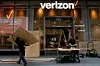Arbeidere spikrer opp plater foran en Verizon-butikk på Manhattan før tirsdagens protester. NTB Scanpix/Reuters.