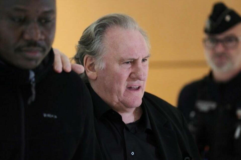 Den franske skuespilleren Gérard Depardieu forklarte seg tirsdag i retten i Paris. Han står tiltalt for overgrep mot to kvinner.