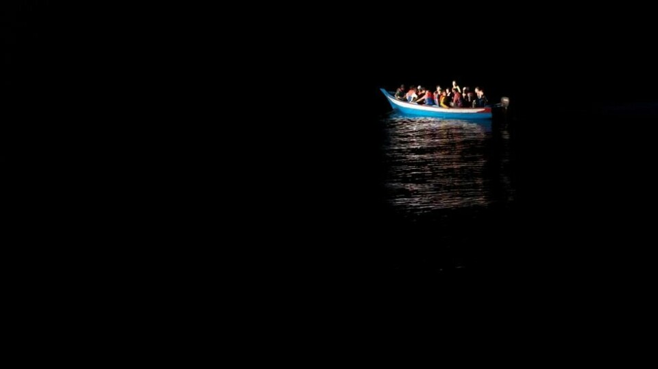 Migranter og flyktninger på vei mot et av redningsskipene til SOS Mediterranee og Leger uten grenser i Middelhavet, 30. august. 18 ble reddet fra denne båten, de fleste syrere og egyptere. Scanpix/AP.
